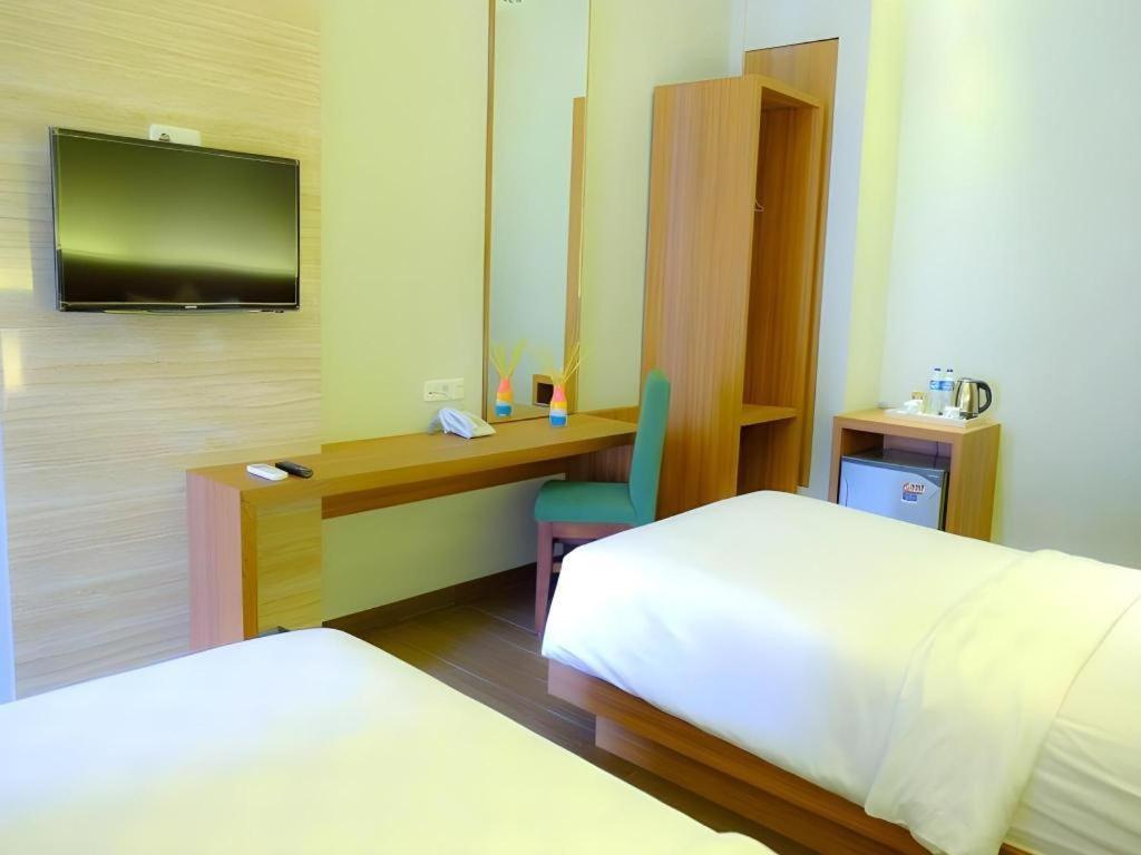 Lotus Hotel Subang Exterior photo